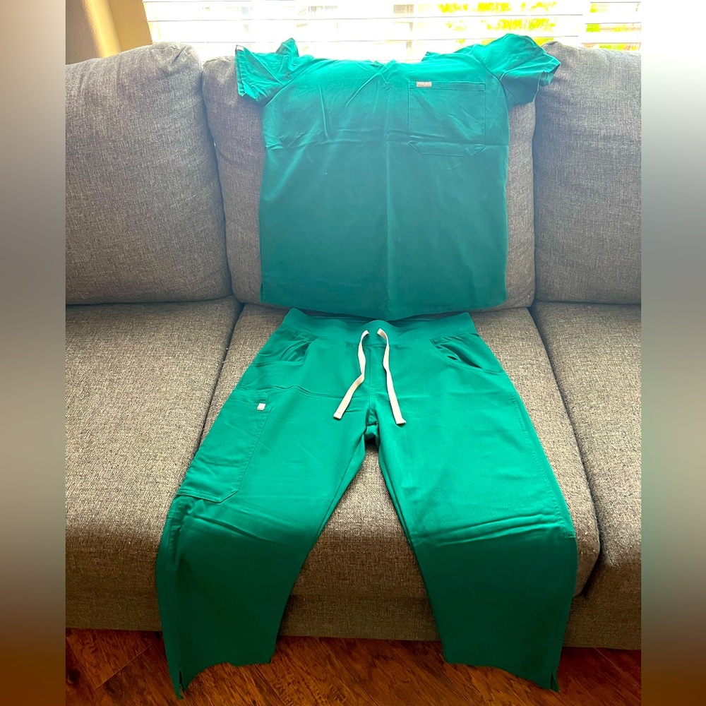 Size M Figs scrub set